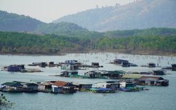 Ngư phủ hồ Sê San làm du lịch