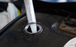 Giá xăng dầu hôm nay 18.5.2023: Tăng 2 USD, chiết khấu trong nước 'bóp' mạnh