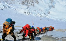 Nhà leo núi lập kỷ lục khi đưa tỉ phú gốc Việt Chính Chu lên đỉnh Everest