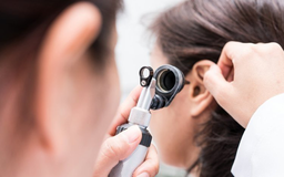 Bác sĩ nói gì về việc lấy ráy tai thường xuyên?