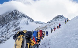 Vì sao thi thể trên đỉnh Everest ít khi được đưa xuống?