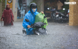 Nhiều tuyến đường TP.HCM nước ngập ngang yên sau mưa to: Người người lội nước vì xe chết máy