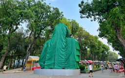 Đơn vị lắp 'chui' biểu tượng lạ ở công viên Thống Nhất bị phạt 25 triệu đồng