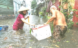 Kẻ quăng rác, người lội đường ngập