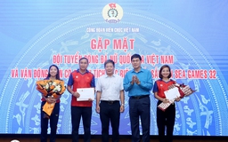 VĐV điền kinh Nguyễn Thị Oanh hội ngộ đội tuyển bóng đá nữ Việt Nam