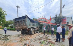 Hà Tĩnh: Xe tải tông đổ cổng chào, 2 người bị thương