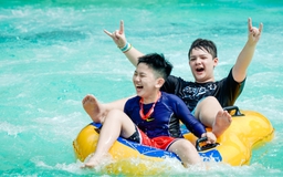 Học sinh Royal School đi siêu công viên nước, trải nghiệm cột sóng cao nhất Việt Nam