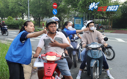 Đội nắng hỗ trợ thí sinh thi đánh giá năng lực