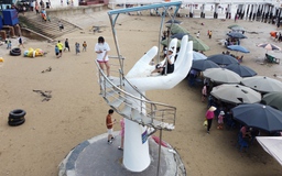 Tiềm ẩn nguy hiểm từ '5 bàn tay khổng lồ' ở bãi biển Hải Tiến