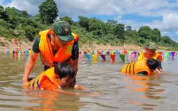 Biên phòng Quảng Trị đưa cả trăm học sinh ra sông Sê Pôn dạy bơi
