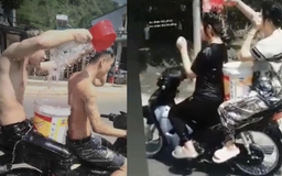 Triệu tập nhóm nam nữ vừa đi xe máy vừa tắm cho nhau trên đường