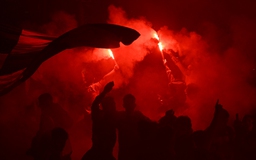 CĐV đốt pháo sáng đỏ rực sau chức vô địch Seria A của Napoli