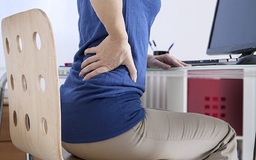 Cách giảm đau lưng cho người làm việc văn phòng