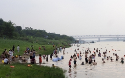 Hà Nội nóng hầm hập, người dân ra sông Hồng giải nhiệt