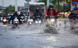 TP.HCM đón cơn 'mưa vàng' như trút nước sau chuỗi ngày nắng đổ lửa