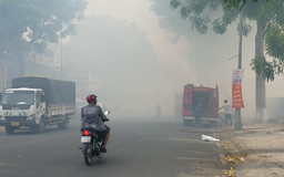 TP.HCM: Dân đốt rác làm cháy lan, khói mịt mù ở khu dân cư Vĩnh Lộc