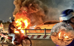 Xe máy cháy trên cầu Nguyễn Tri Phương, người dân chung sức lại dập lửa