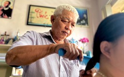 Cảm động: Người cha tóc bạc trắng bươn chải chăm con ‘29 tuổi mà như trẻ lên 3’