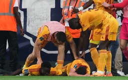 Trận đấu Ligue 2 của Pháp bị dừng khi CĐV tấn công cầu thủ
