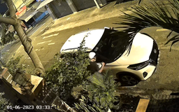 Ô tô đậu trước nhà ở TP.HCM bị kẻ gian bẻ kính chiếu hậu trong 15 giây