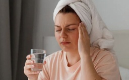 Gội đầu quá thường xuyên có gây đau đầu?