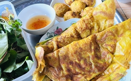 Vì sao người trẻ miền Tây thích đổ bánh xèo vào Tết Đoan Ngọ?