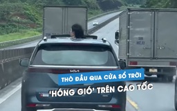 Hai phụ nữ thò đầu qua cửa sổ trời 'hóng gió' trên cao tốc: Quá nguy hiểm!