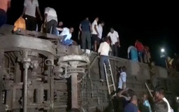 Hơn 230 người chết trong vụ hai tàu lửa tông nhau ở Ấn Độ