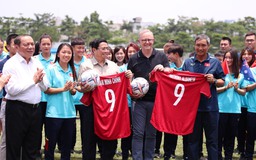 Thủ tướng Phạm Minh Chính cùng Thủ tướng Úc Anthony Albanese nhận áo đấu của đội tuyển nữ Việt Nam