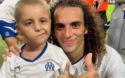 CĐV 8 tuổi, mắc bệnh ung thư não bị đốt áo ở trận đấu của Ligue 1