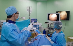 Thoát vị đĩa đệm cột sống cổ gây liệt nửa người cứ  tưởng bị đột quỵ