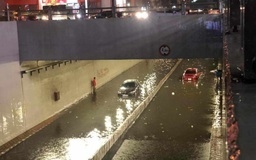 Đồng Nai: Hầm chui Tân Phong ngập nước, nhiều ô tô chết máy