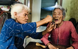 Cụ bà 72 tuổi hiếu thảo ‘nức tiếng’ ở miền Tây: Hái rau, bắt ốc nuôi mẹ già