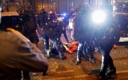 Pháp: Gia đình người bị cảnh sát bắn chết kêu gọi người biểu tình dừng lại