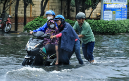 Mưa lớn gây ngập ở TP.HCM, nước tràn vào nhà: Người dân hì hục đẩy xe chết máy