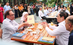 Thủ tướng Phạm Minh Chính đi dạo, tặng sách và uống cà phê cùng Thủ tướng Malaysia