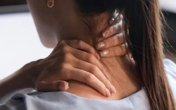 Đau cột sống cổ, thắt lưng có thể liên quan ung thư vú