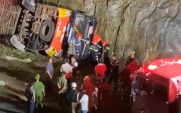 Thừa Thiên - Huế: Xe khách lật trên cao tốc, 1 người chết, 15 người bị thương
