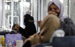 Taliban cấm thẩm mỹ viện, phụ nữ Afghanistan không chỉ mất nơi làm đẹp