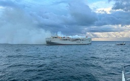 Tàu chở gần 3.000 ô tô bốc cháy, 7 người nhảy xuống biển