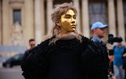 Mặt nạ vàng ấn tượng của beauty blogger Việt dự Paris Haute Couture Week 2023