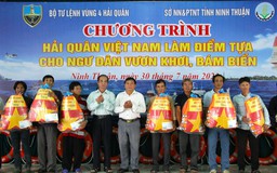 Bộ Tư lệnh Vùng 4 Hải quân tặng phao cứu sinh cho ngư dân Ninh Thuận