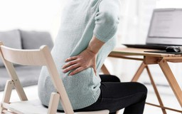 Làm thế nào để tránh đau lưng, gù lưng khi ngồi làm việc?
