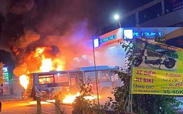Xe buýt bốc cháy dữ dội bên trong cây xăng ở Hà Nội