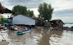 Cà Mau: Sạt lở đất làm 4 căn nhà chìm xuống sông Cửa Lớn