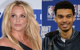 Britney Spears bị... tát khi chụp ảnh với sao bóng rổ NBA Victor Wembanyama