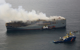 Tàu Fremantle Highway chở gần 500 ô tô điện bốc cháy trên biển