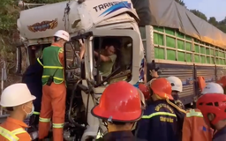 Giải cứu tài xế mắc kẹt trong cabin sau tai nạn ở đường dẫn hầm Hải Vân