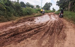 Đường lầy lội, đi lại khó khăn