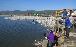 Quảng Ngãi: Huy động hàng trăm người thu gom rác ở đầm Nước Mặn Sa Huỳnh